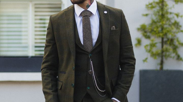 Dressing Up for The Occasion With A Tweed Suit