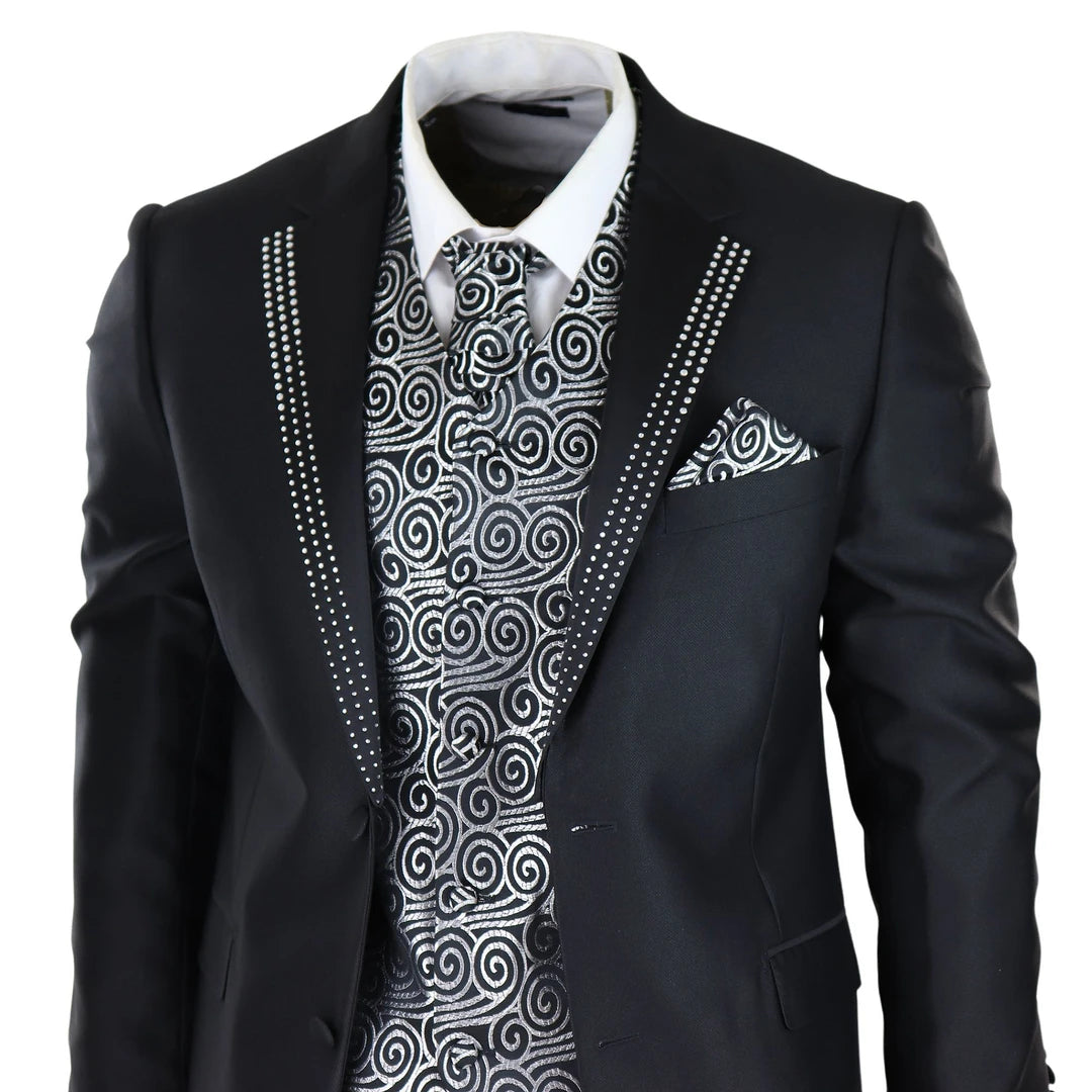 Costume pour homme 3 pièces noir avec cravate et gilet argenté et strass sur le col style témoin marié