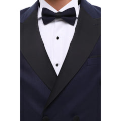Traje de esmoquin azul marino con doble botonadura para hombre: un esmoquin clásico con solapa de muesca negra.