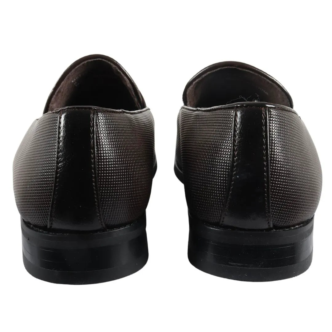 Los mocasines para hombres se deslizan en los zapatos formales de borla