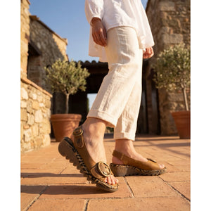 Damen-Sandalen aus kamelbraunem Leder mit Keilabsatz schlichter Stil bequeme - Fly London - 2