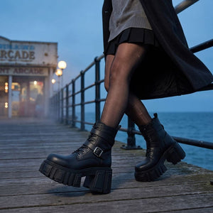 Schwarze wadenhohe Combatstiefel aus veganem Leder mit klobiger Plateausohle für Damen - TruClothing.com - 2