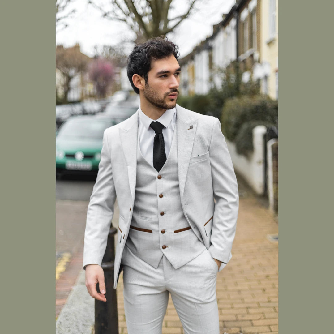 Costume 3 pièces pour homme en tweed gris clair détails marron et carreaux mariage soirée coupe ajustée